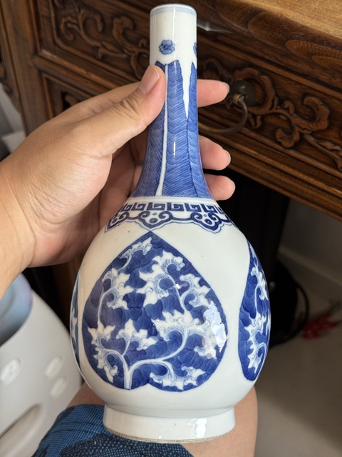 古玩陶瓷青花團(tuán)花紋膽瓶真品鑒賞圖