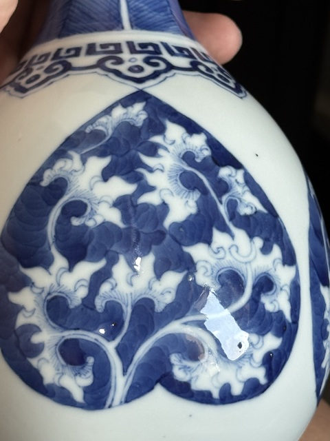古玩陶瓷青花團(tuán)花紋膽瓶真品鑒賞圖