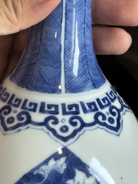 古玩陶瓷青花團(tuán)花紋膽瓶真品鑒賞圖