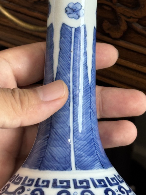 古玩陶瓷青花團(tuán)花紋膽瓶真品鑒賞圖