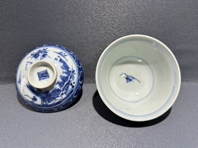 古玩陶瓷清中期·青花山水人物紋蓋碗真品鑒賞圖