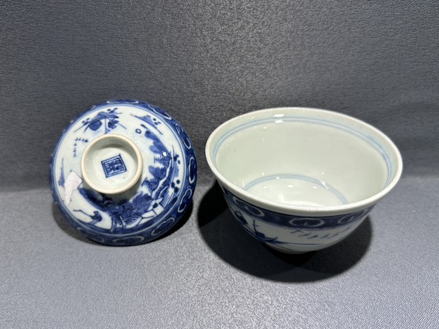 古玩陶瓷清中期·青花山水人物紋蓋碗真品鑒賞圖