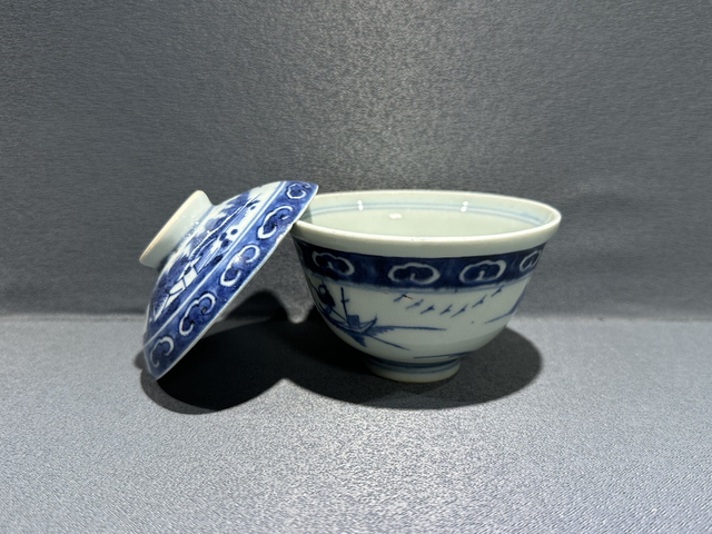 古玩陶瓷清中期·青花山水人物紋蓋碗真品鑒賞圖