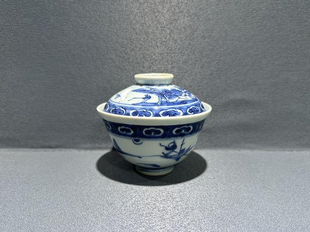 古玩陶瓷清中期·青花山水人物紋蓋碗真品鑒賞圖