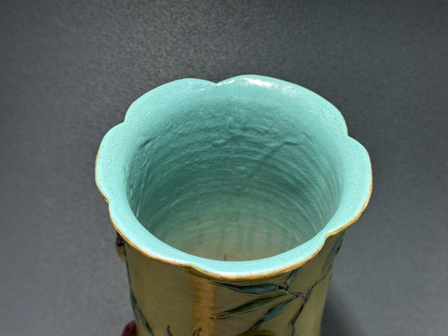 古玩陶瓷清末民初·黃地粉彩貼塑三多紋箭筒真品鑒賞圖