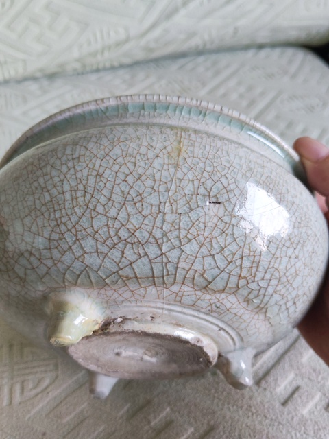 古玩陶瓷明代龍泉窯青釉三足爐真品鑒賞圖
