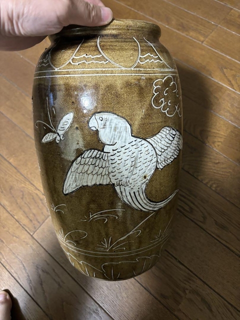 古玩陶瓷黃釉刻花鳥紋罐真品鑒賞圖