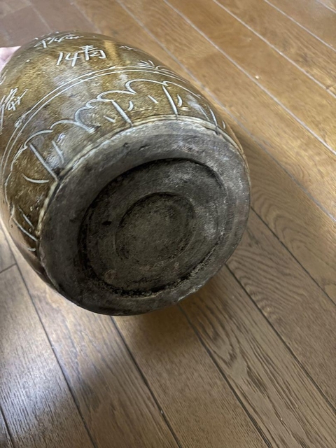 古玩陶瓷黃釉刻花鳥紋罐真品鑒賞圖