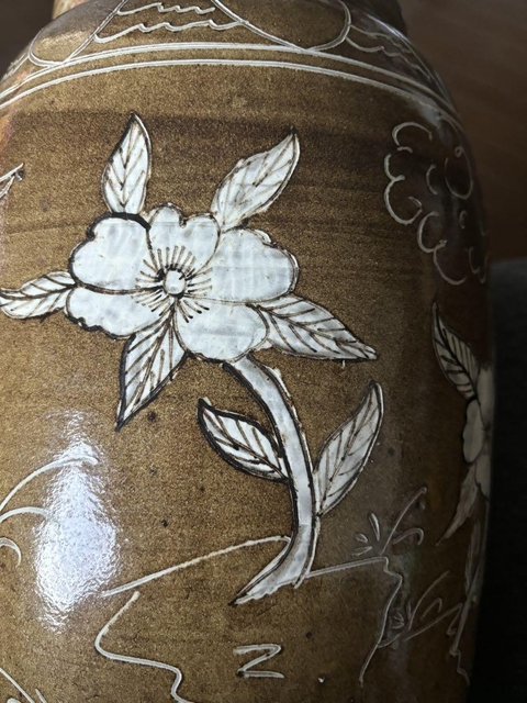 古玩陶瓷黃釉刻花鳥紋罐真品鑒賞圖