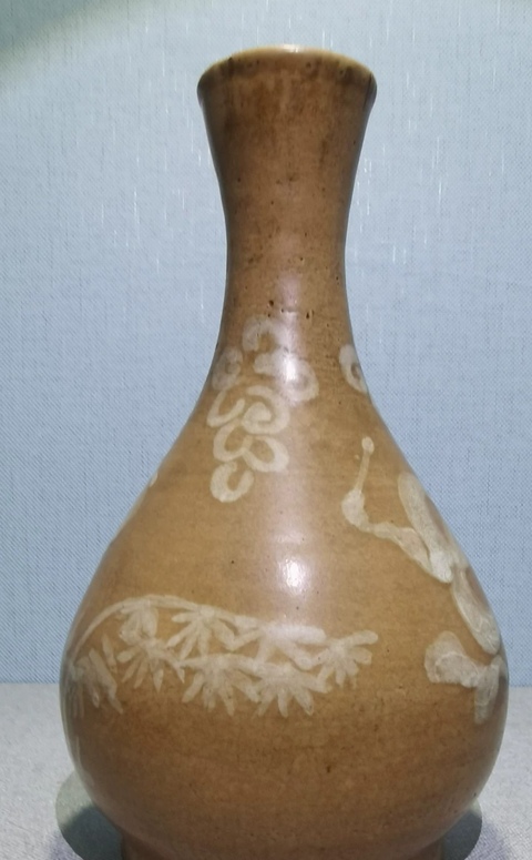 古玩陶瓷磁州窯黃釉堆白花鳥紋撇口瓶真品鑒賞圖