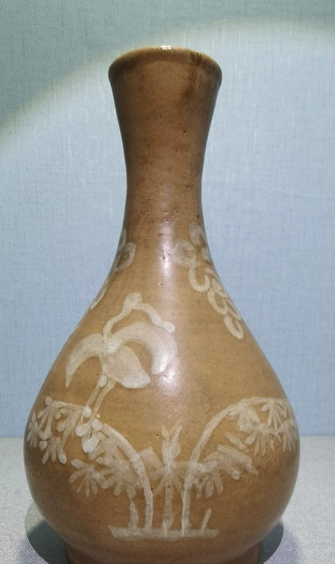 古玩陶瓷磁州窯黃釉堆白花鳥紋撇口瓶真品鑒賞圖