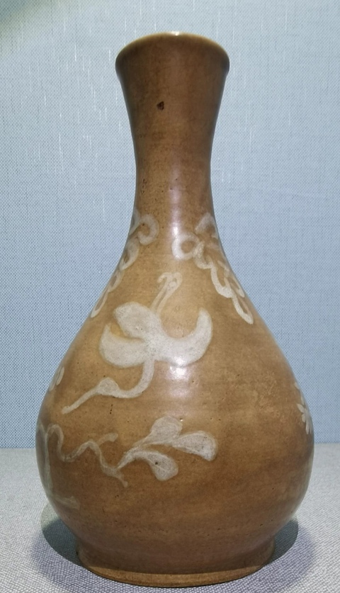 古玩陶瓷磁州窯黃釉堆白花鳥紋撇口瓶真品鑒賞圖