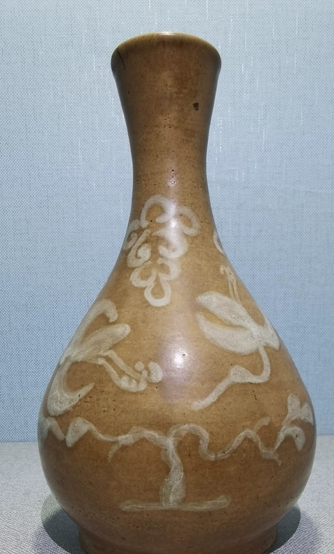 古玩陶瓷磁州窯黃釉堆白花鳥紋撇口瓶真品鑒賞圖