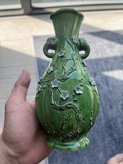 古玩陶瓷藍釉堆塑梅花雙象耳海棠瓶真品鑒賞圖