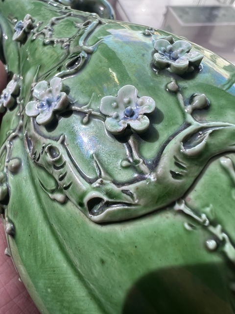 古玩陶瓷素三彩堆塑梅花雙象耳瓶真品鑒賞圖