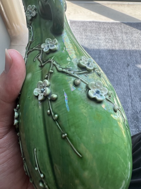 古玩陶瓷藍釉堆塑梅花雙象耳海棠瓶真品鑒賞圖
