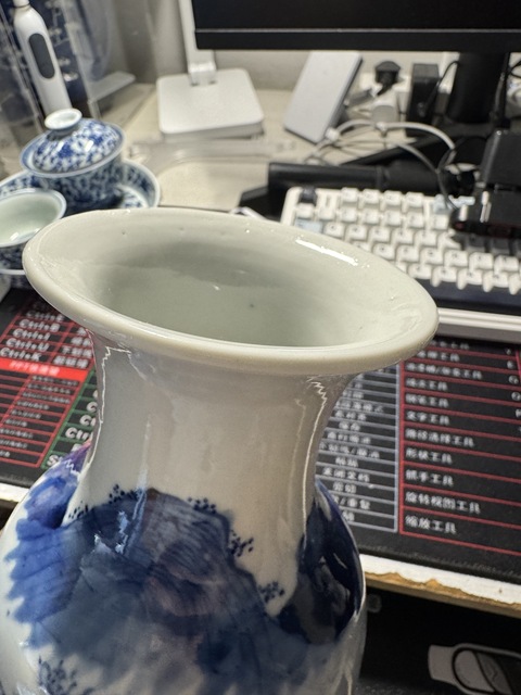古玩陶瓷青花山水人物紋撇口瓶真品鑒賞圖