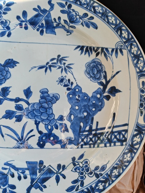 古玩陶瓷景德鎮(zhèn)窯青花洞石花卉紋盤真品鑒賞圖
