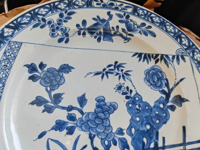 古玩陶瓷景德鎮(zhèn)窯青花洞石花卉紋盤真品鑒賞圖