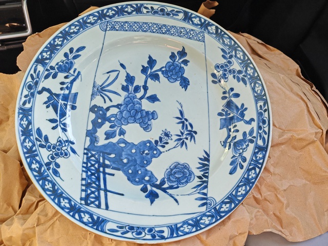 古玩陶瓷景德鎮(zhèn)窯青花洞石花卉紋盤真品鑒賞圖