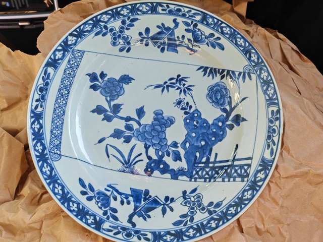 古玩陶瓷景德鎮(zhèn)窯青花洞石花卉紋盤真品鑒賞圖