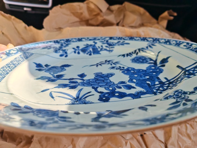 古玩陶瓷景德鎮(zhèn)窯青花洞石花卉紋盤真品鑒賞圖