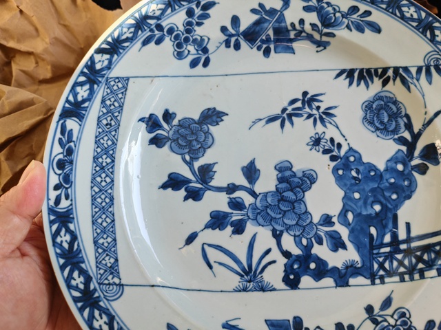 古玩陶瓷景德鎮(zhèn)窯青花洞石花卉紋盤真品鑒賞圖
