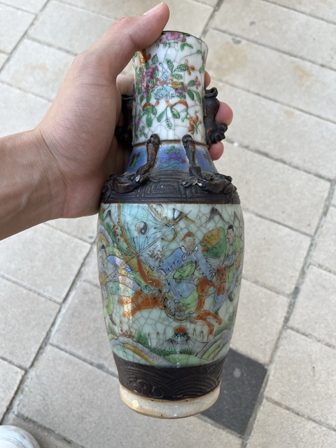 古玩陶瓷咸豐五彩人物故事紋獅耳瓶真品鑒賞圖