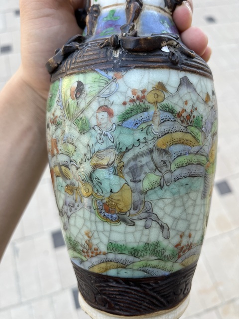 古玩陶瓷咸豐五彩人物故事紋獅耳瓶真品鑒賞圖