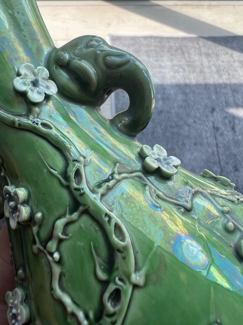 古玩陶瓷藍釉堆塑梅花雙象耳海棠瓶真品鑒賞圖