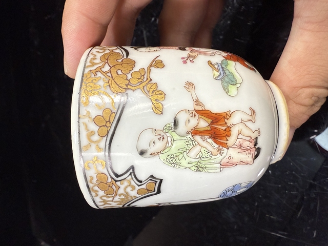 古玩陶瓷人物紋執(zhí)杯真品鑒賞圖