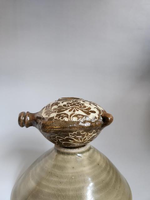 古玩陶瓷褐釉刻花扁壺真品鑒賞圖