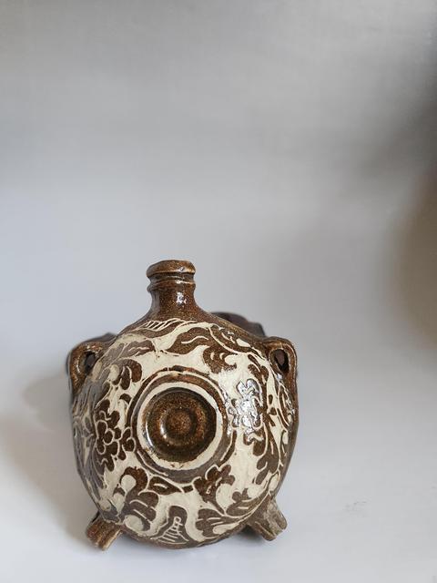 古玩陶瓷褐釉刻花扁壺真品鑒賞圖