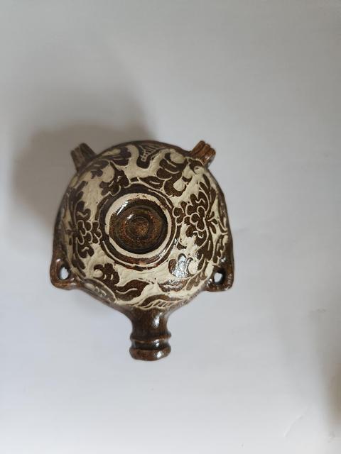 古玩陶瓷褐釉刻花扁壺真品鑒賞圖