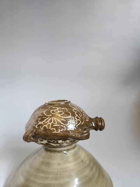 古玩陶瓷褐釉刻花扁壺真品鑒賞圖