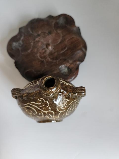 古玩陶瓷褐釉刻花扁壺真品鑒賞圖
