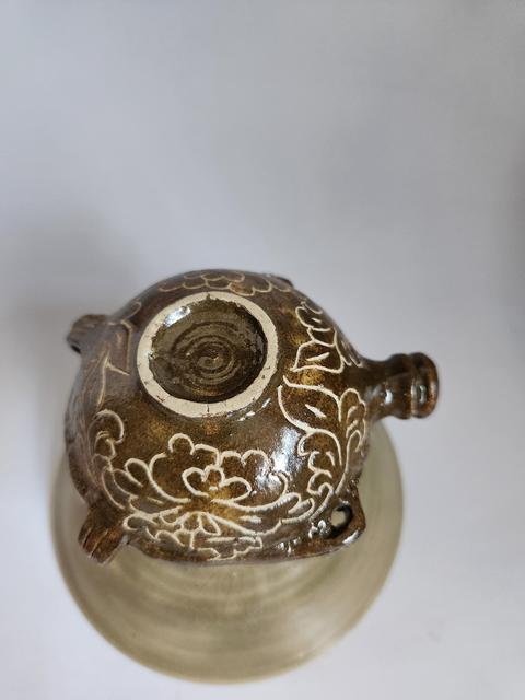 古玩陶瓷褐釉刻花扁壺真品鑒賞圖
