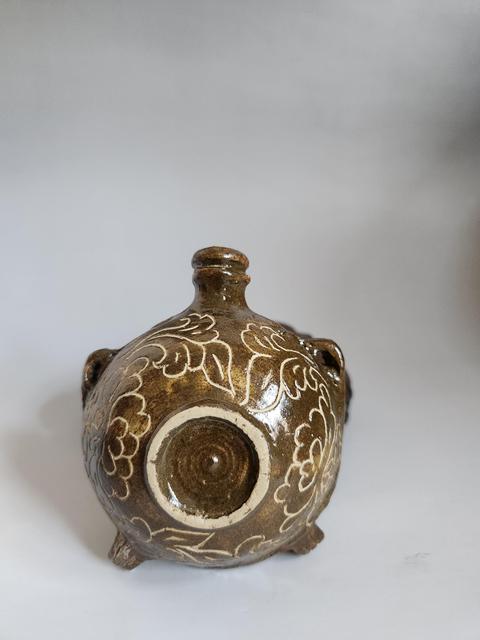 古玩陶瓷褐釉刻花扁壺真品鑒賞圖