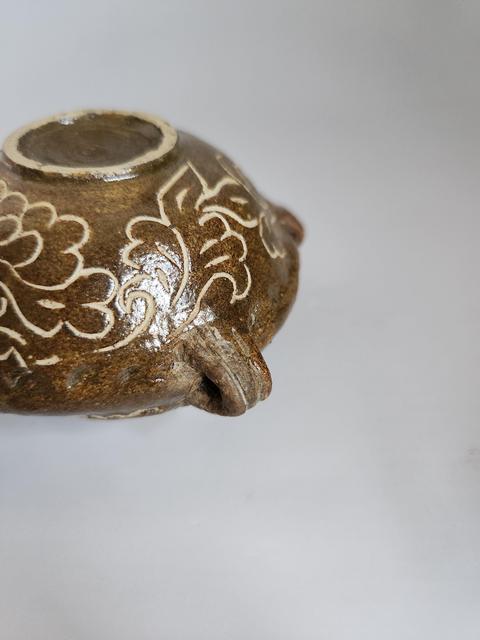 古玩陶瓷褐釉刻花扁壺真品鑒賞圖
