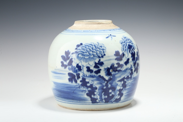 古玩陶瓷清中·青花洞石花卉紋罐真品鑒賞圖