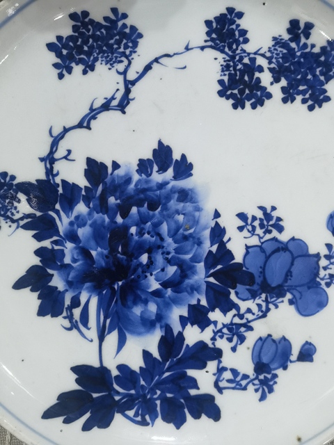 古玩陶瓷花卉紋青花盤真品鑒賞圖