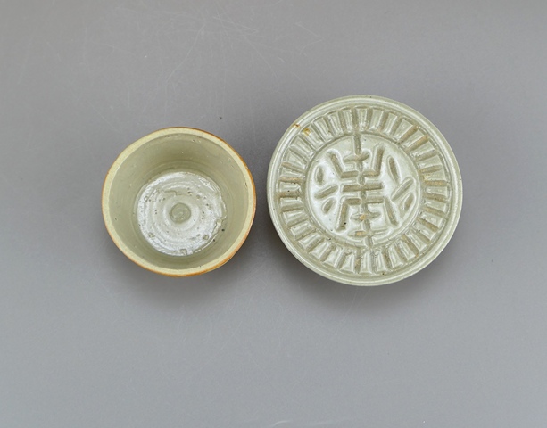 古玩陶瓷明代.龍泉窯青瓷杯和龍泉窯青瓷刻壽字紋托盤（1368年-1644年）拍賣，當前價格267元