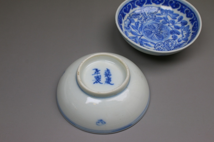 古玩陶瓷清嘉慶·青花線描蝶戀花碟一對拍賣，當前價格378元