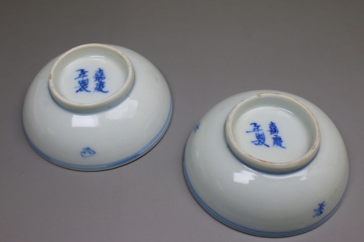 古玩陶瓷清嘉慶·青花線描蝶戀花碟一對拍賣，當前價格378元