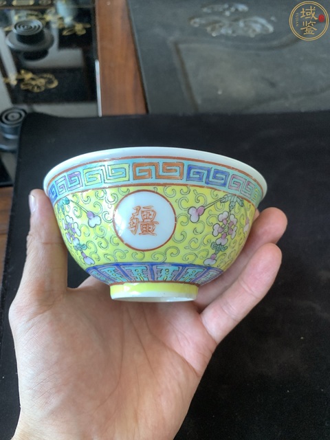 古玩陶瓷黃地粉彩福祿萬代萬壽無疆紋碗真品鑒賞圖