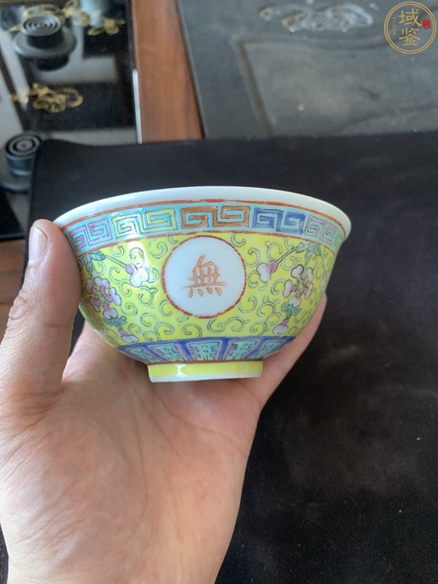 古玩陶瓷黃地粉彩福祿萬代萬壽無疆紋碗真品鑒賞圖
