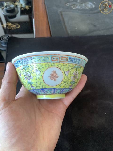 古玩陶瓷黃地粉彩福祿萬代萬壽無疆紋碗真品鑒賞圖