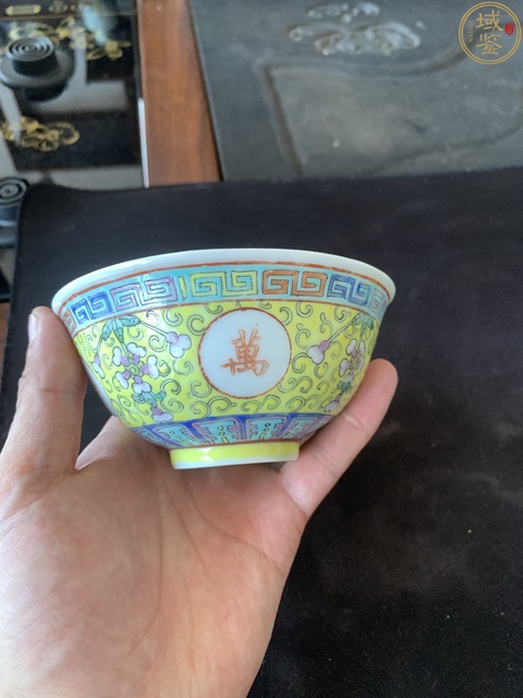 古玩陶瓷黃地粉彩福祿萬代萬壽無疆紋碗真品鑒賞圖
