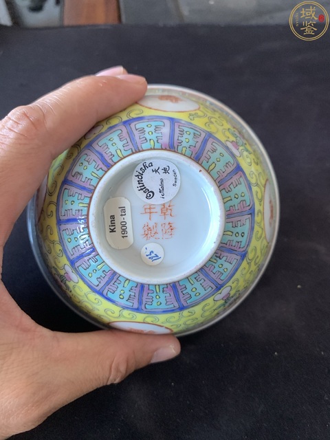 古玩陶瓷黃地粉彩福祿萬代萬壽無疆紋碗真品鑒賞圖