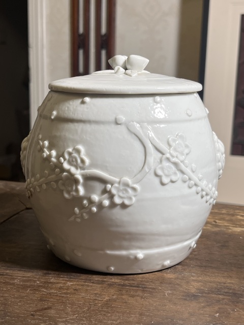 古玩陶瓷德化白瓷貼塑梅花紋鼓型罐真品鑒賞圖